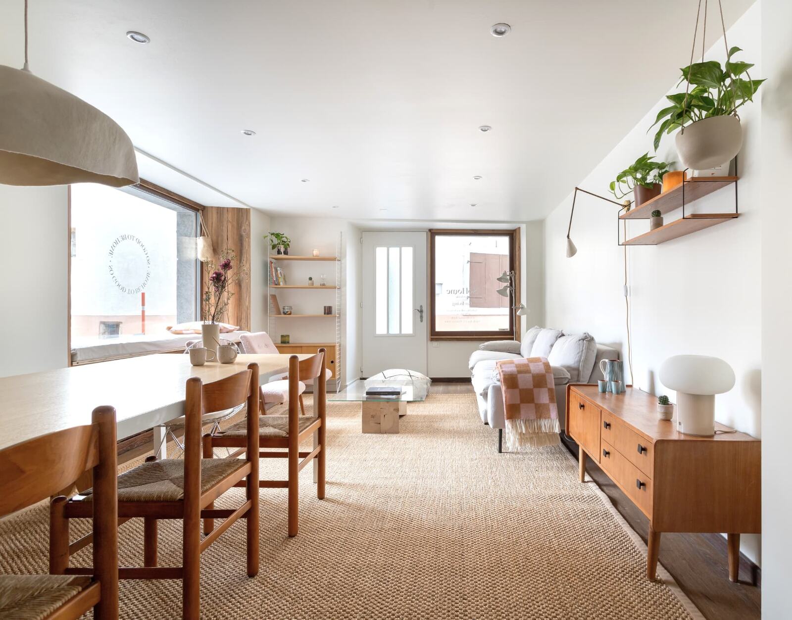The living room and dining table at SoHome Le Châble