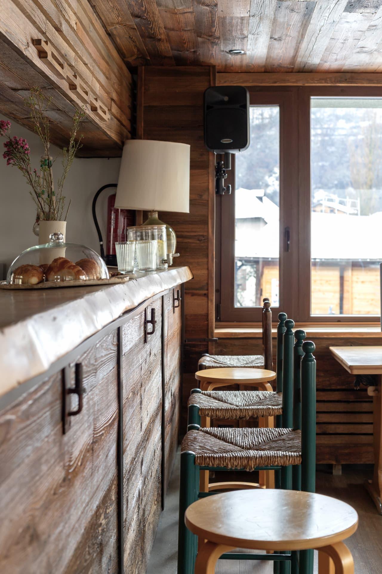 Bar stools along the wooden counter at SoHome Le Châble