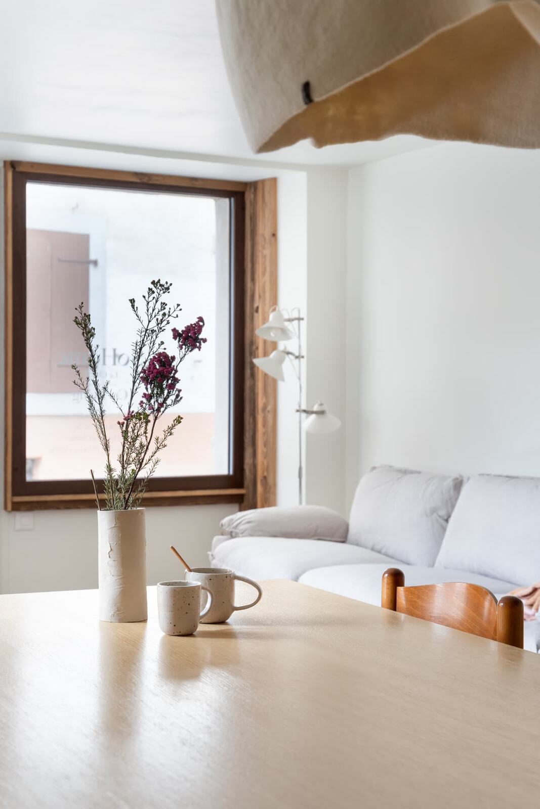 Flowers on the table in the living room at SoHome Le Châble