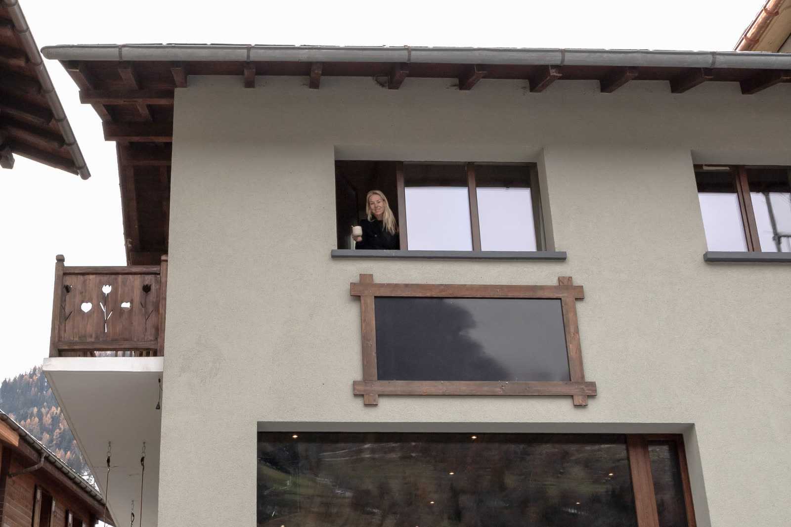 A guest looking out from an upper window of SoHome Le Châble