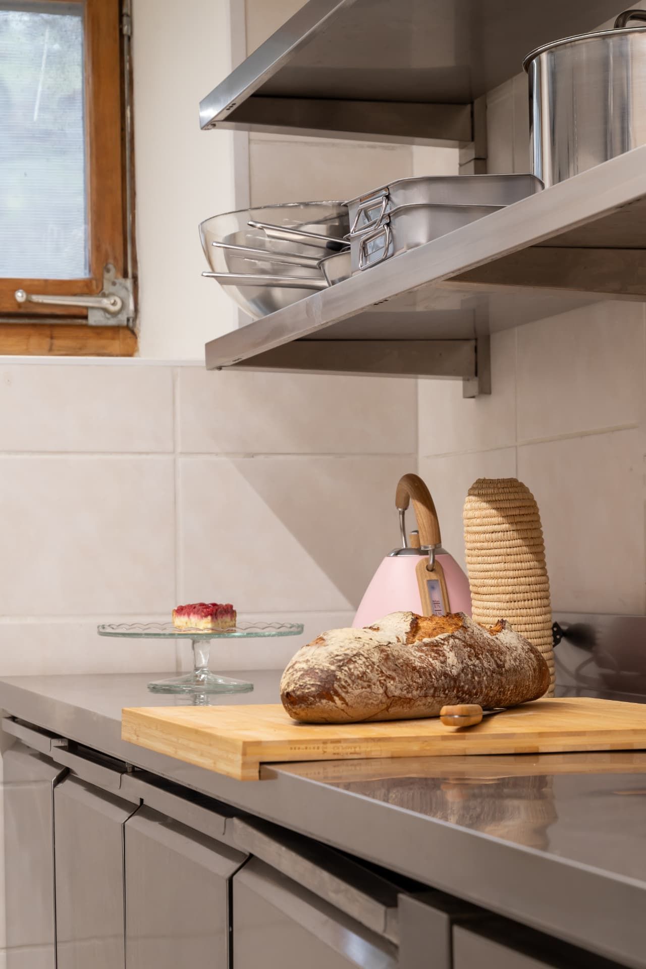 Bread and a pink kettle in the shared kitchen at SoHome Le Châble